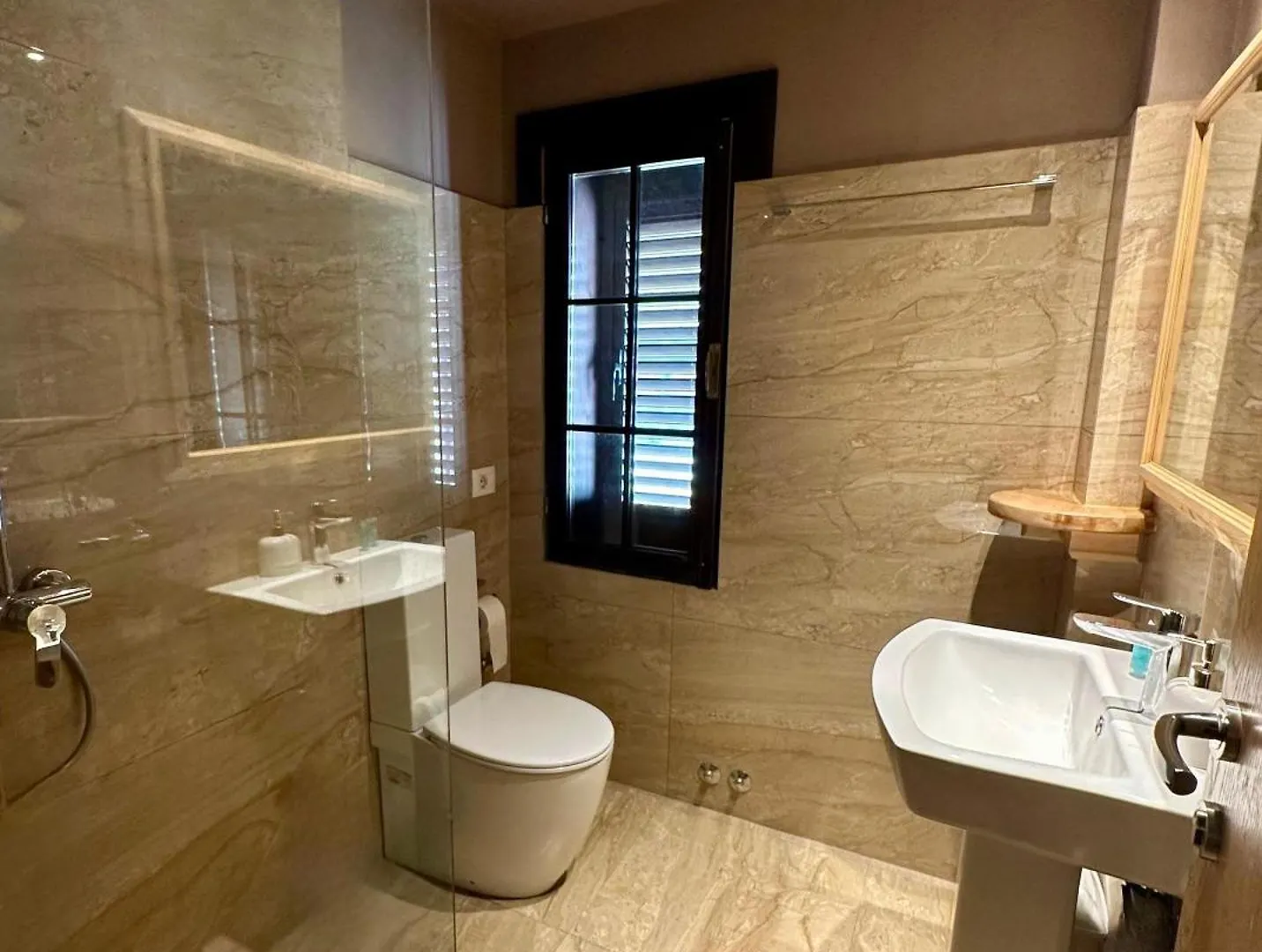 ***  Hotel Epidami Kashar Албания